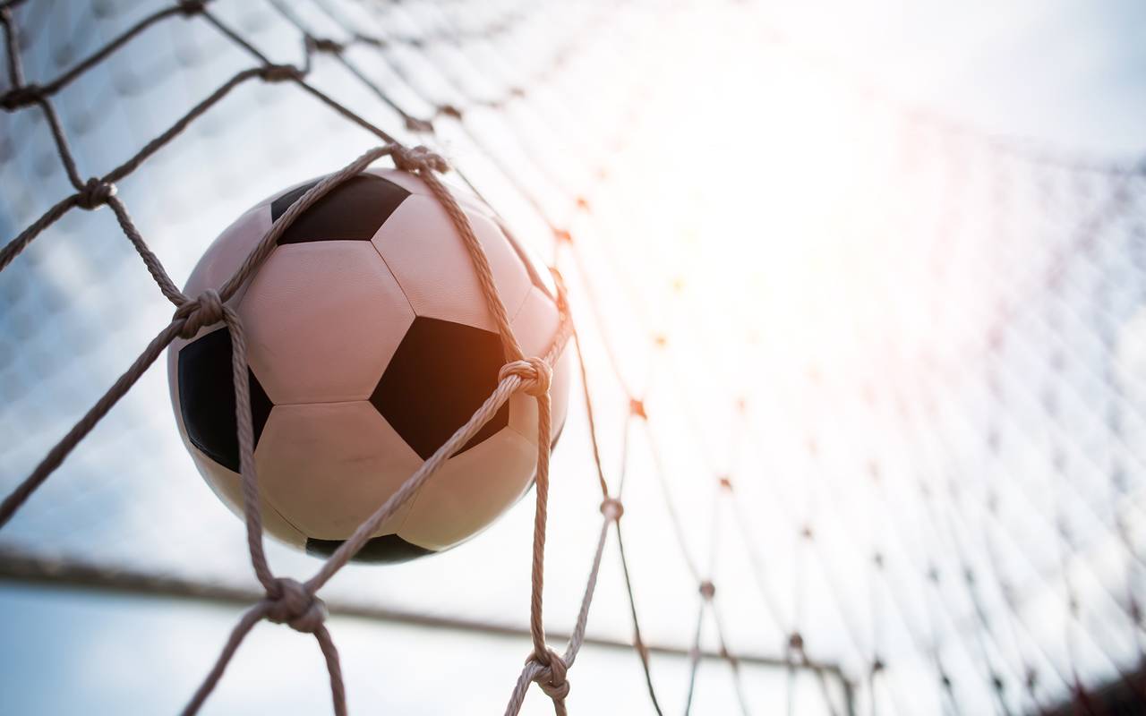 Symbolbild: Fußball im Tor