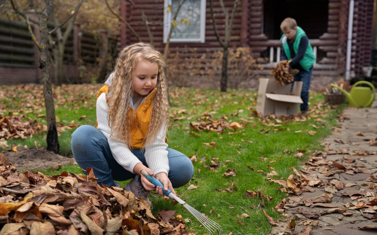 Symbolbild: Kinder machen Gartenarbeit