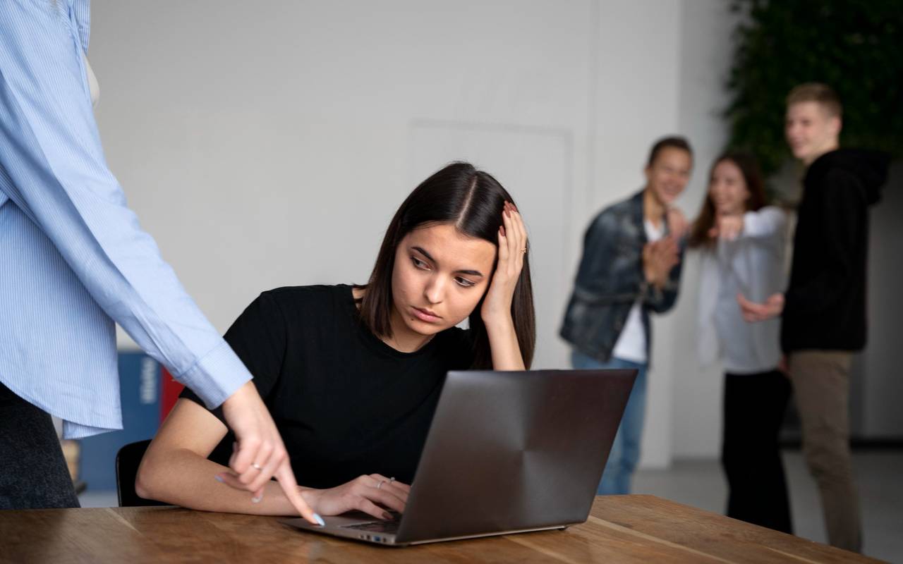 Symbolbild: Mobbing im Büro/ auf der Arbeit