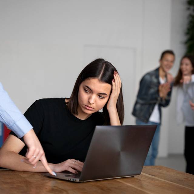 Symbolbild: Mobbing im Büro/ auf der Arbeit