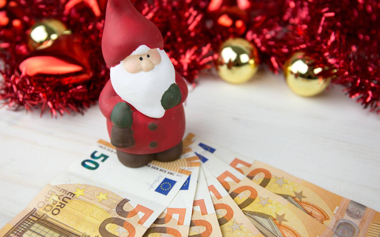 Geldscheine weihnachtlich verpackt