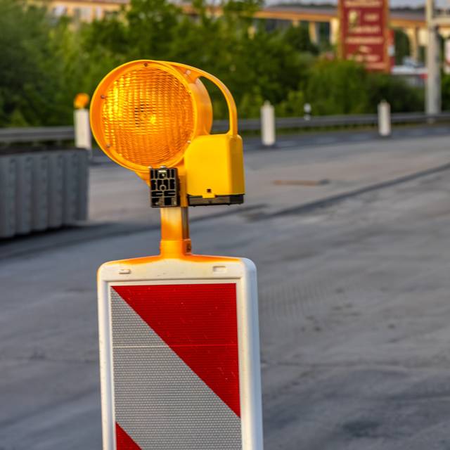 Warnlichter an einer Baustelle