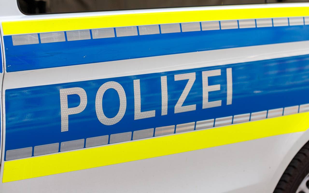 Polizei-Schriftzug auf Auto