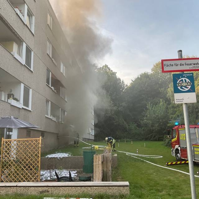 Aus den Kellerfenstern stieg dunkler Brandrauch auf