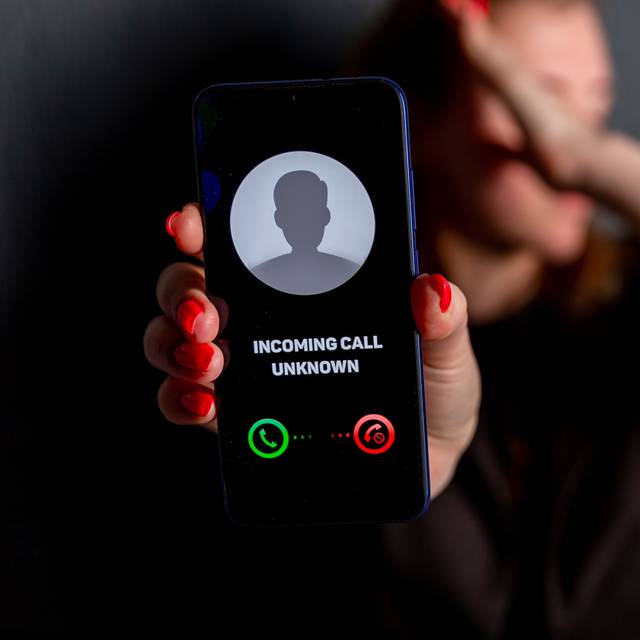 Handy auf dem steht "incoming Call- Unknown"