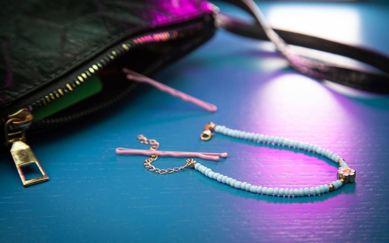 Ein Armband liegt neben einer Haarnadel