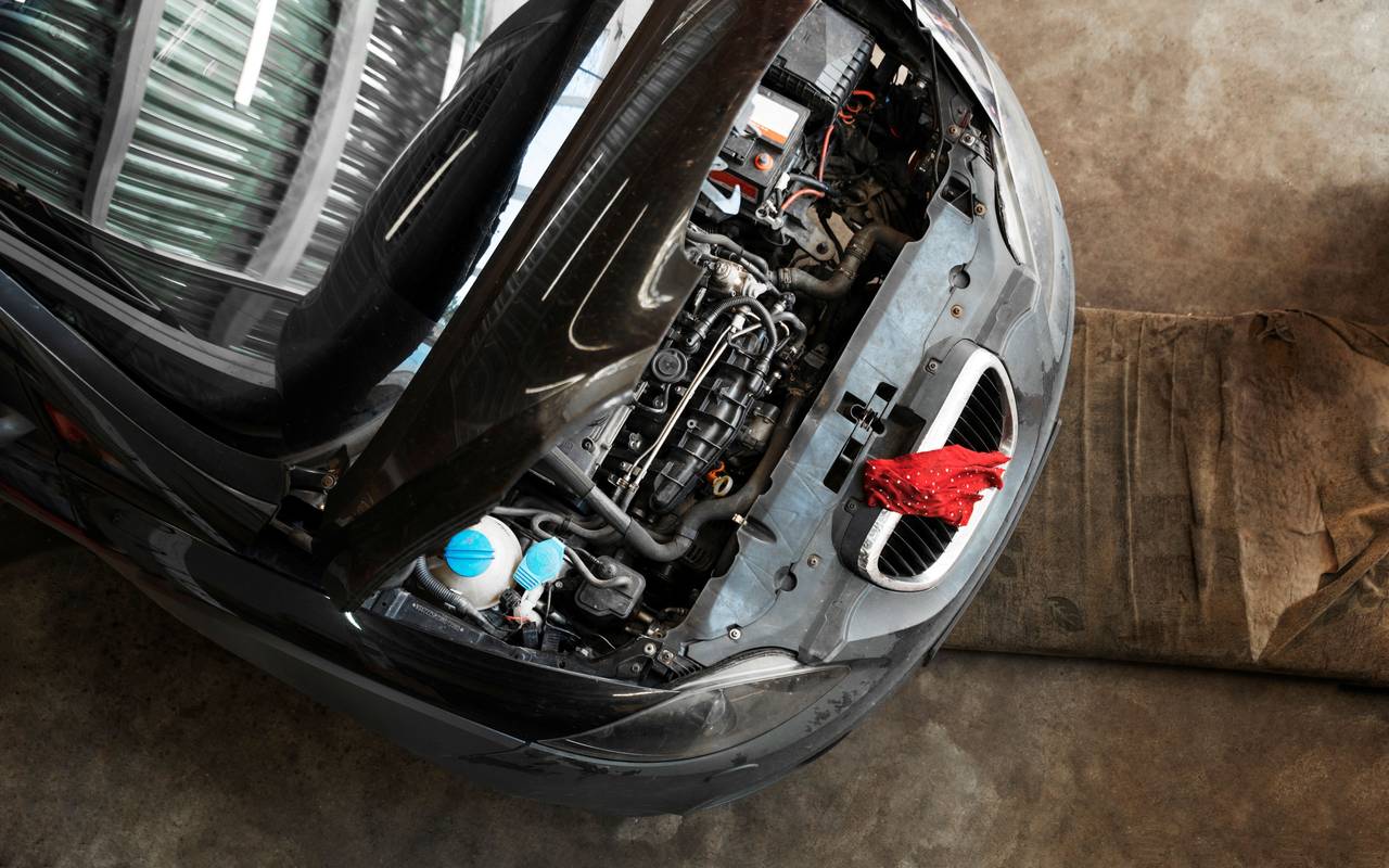 Auto von oben mit offener Motorhaube