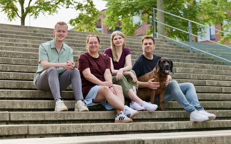Die Guten Morgen Dortmund-Teams. V.l.n.r. Christopher Deppe, Jackie Kindling, Sharin Leitheiser und Tim Schmutzler mit Studiohund Slash.