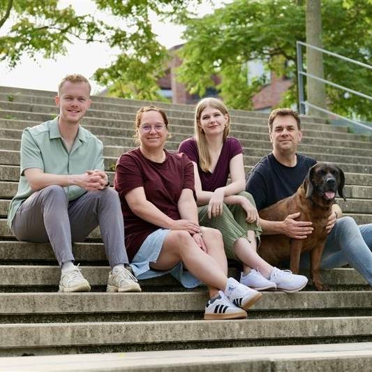 Die Guten Morgen Dortmund-Teams. V.l.n.r. Christopher Deppe, Jackie Kindling, Sharin Leitheiser und Tim Schmutzler mit Studiohund Slash.