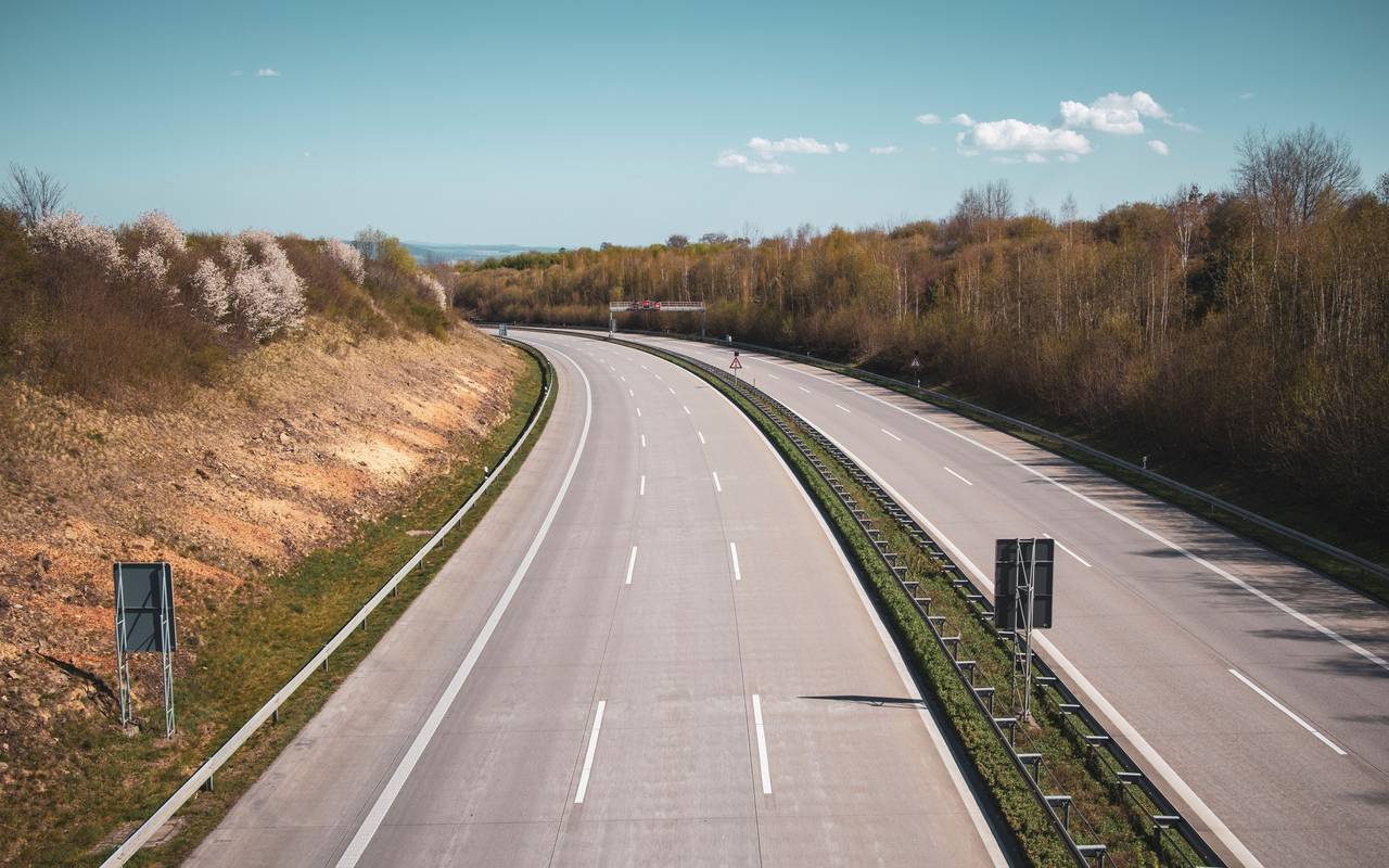 Eine Autobahnstrecke aus der Luft