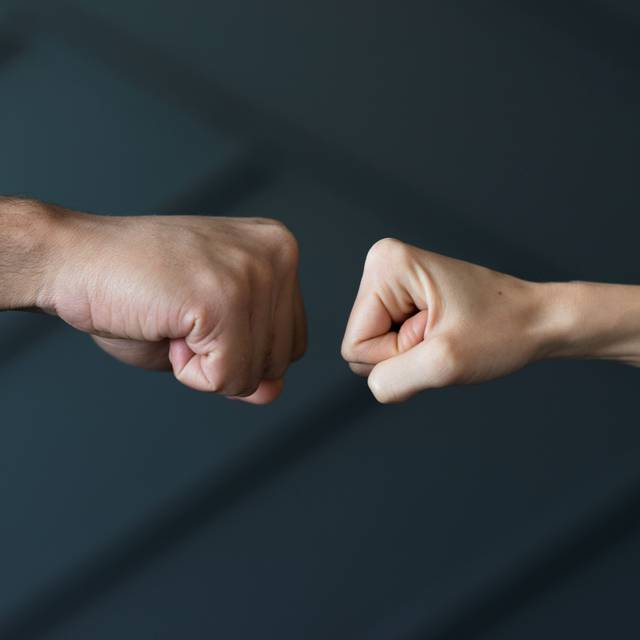 zwei Fäuste zu einander