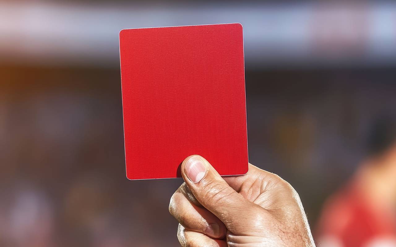 Symbolbild: Rote Karte beim Fußball