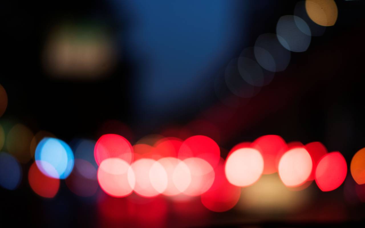 Verschwommenes Polizeilicht bei Nacht