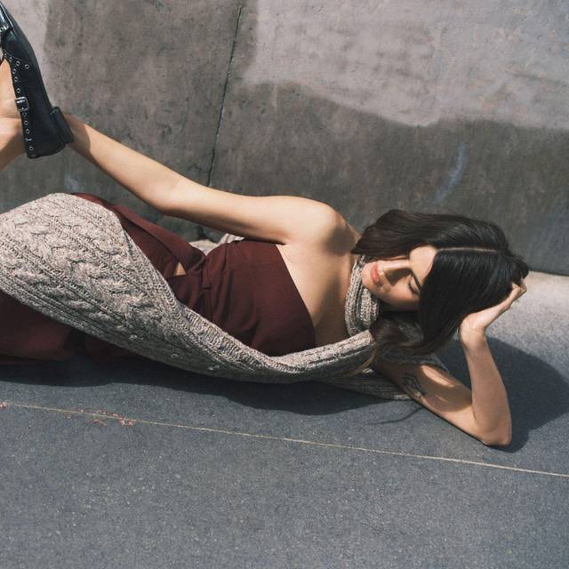 Braunes Kleid mit Grobstrick-Schal von Fabienne Chapot