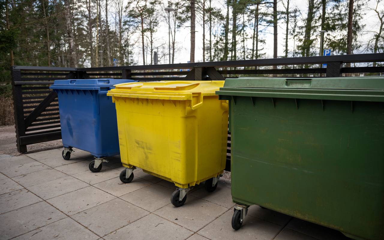 drei verschieden farbige Müllcontainer