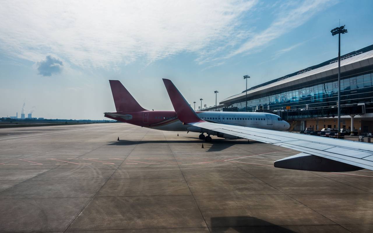 Flugzeug steht auf der Startbahn