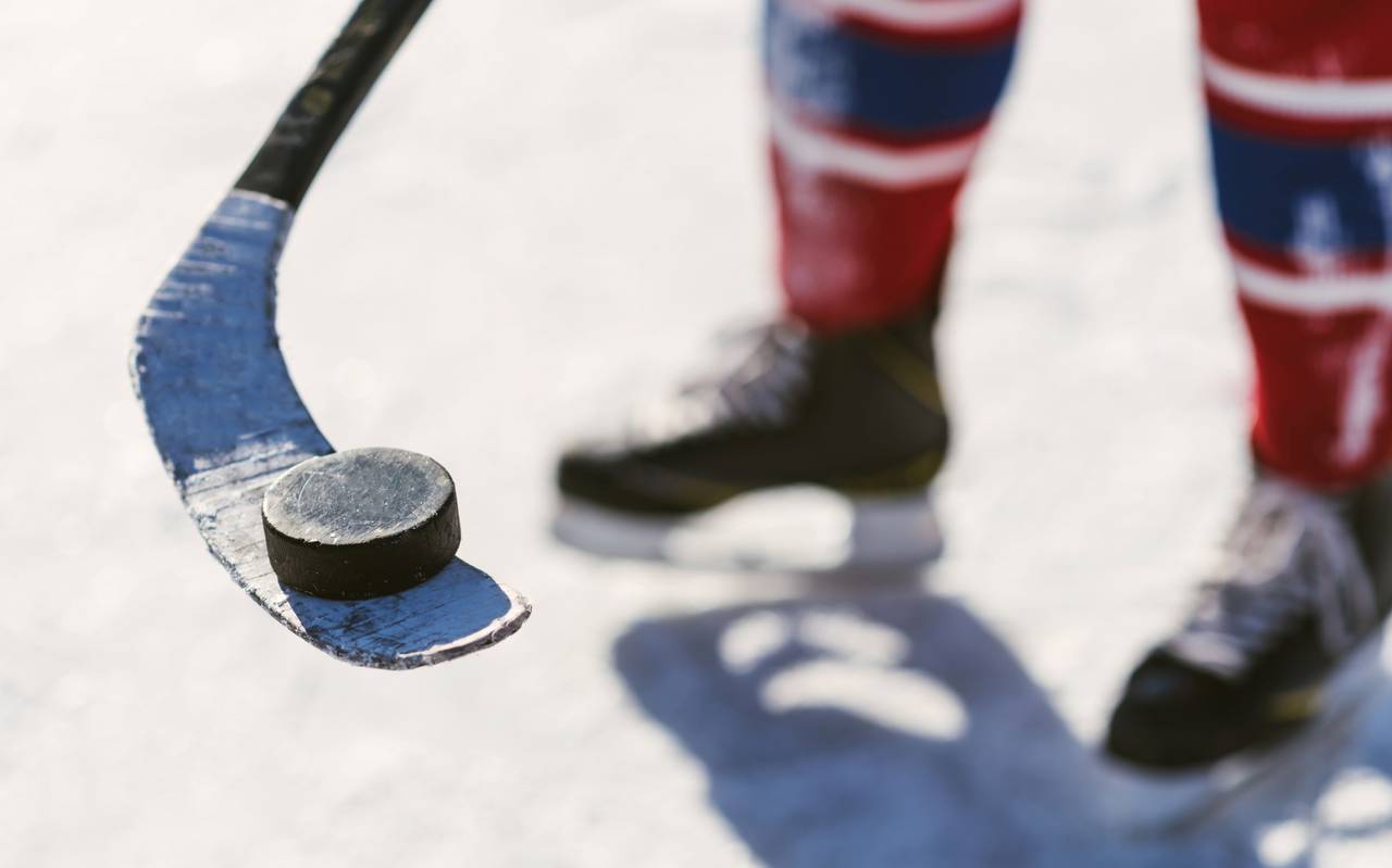 Eishockeyschläger auf dem ein Puck