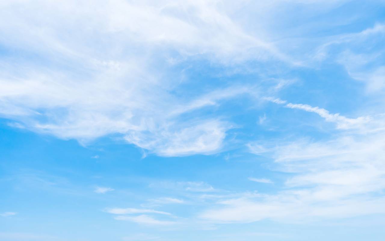 blauer Himmel mit Wolken