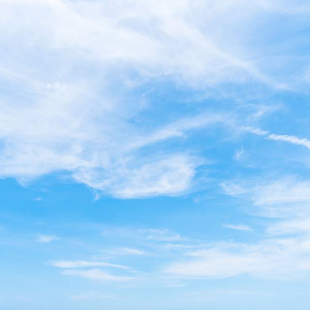 blauer Himmel mit Wolken