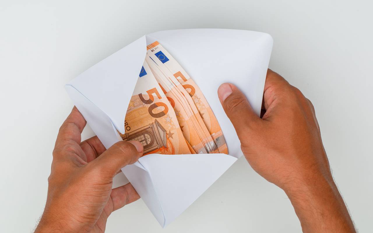 Geldumschlag in dem 50 Euro Scheine drin sind