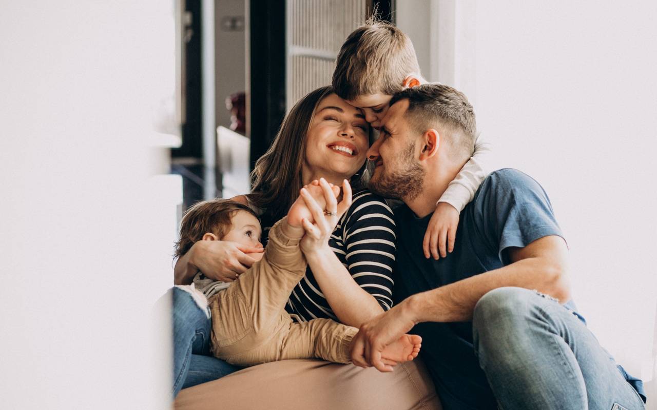 Junge Familie mit zwei kleinen Jungs