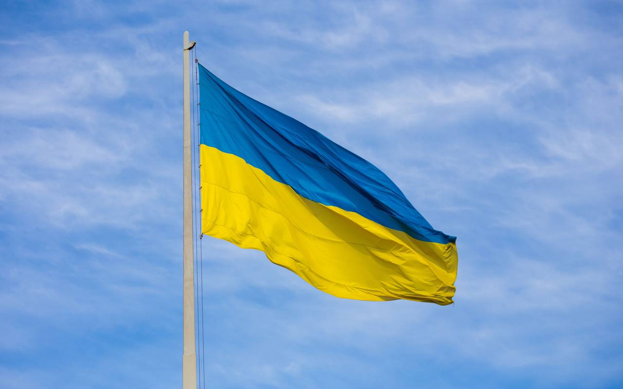 Nationalflagge der Ukraine weht im Wind