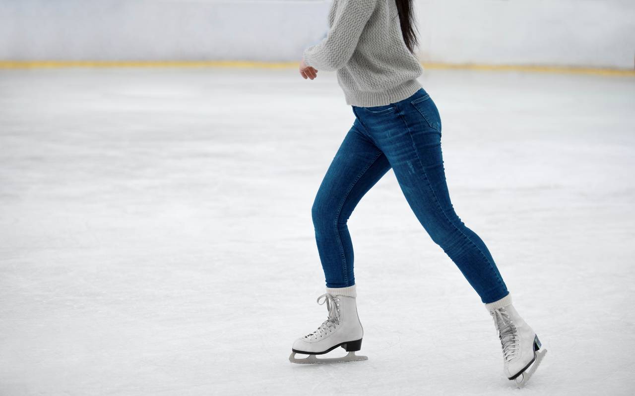 Eine Frau läuft auf dem Eis