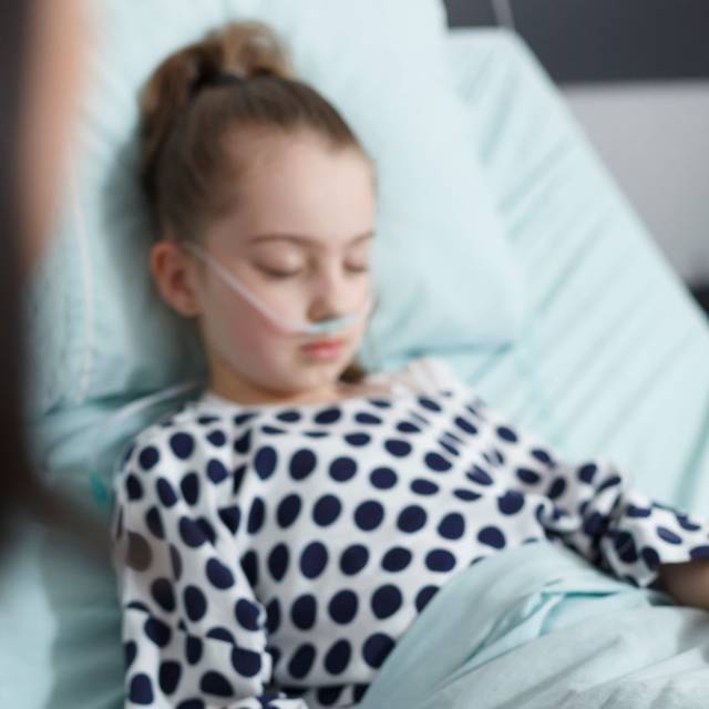 krankes Mädchen liegt im Krankenbett