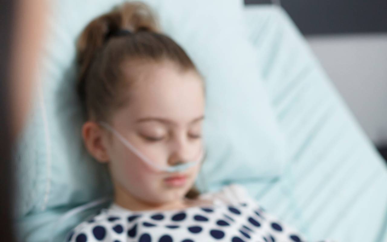 krankes Mädchen liegt im Krankenbett