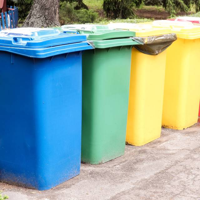 bunte Mülltonnen