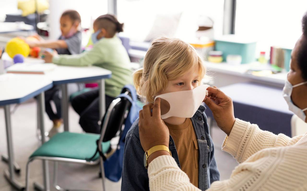 Schüler in der Klasse tragen Masken