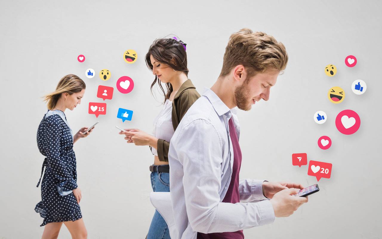 Drei Menschen schauen auf ihr Smartphone