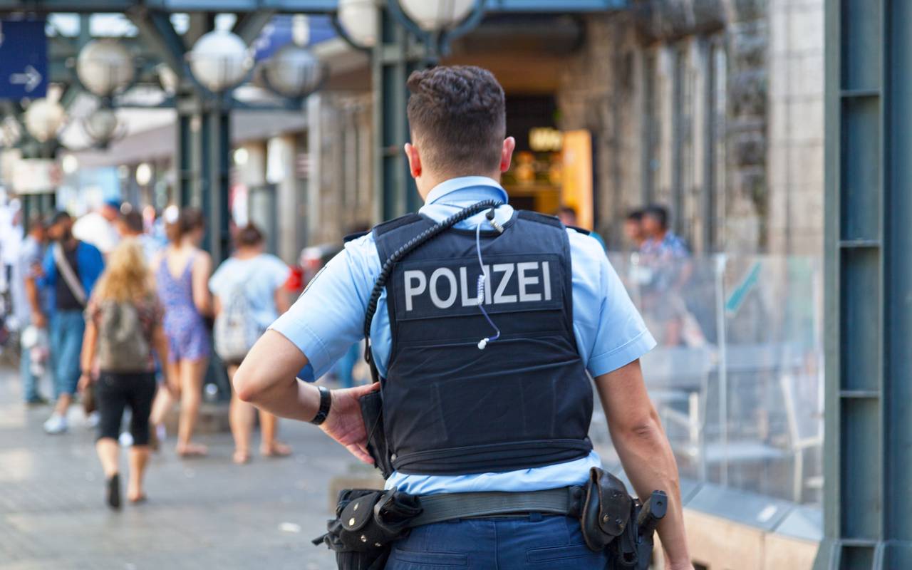 Polizist mit Weste von hinten