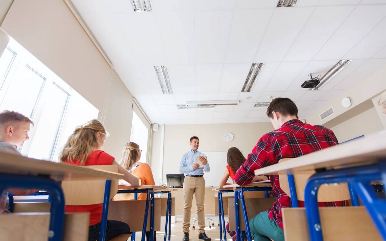 Klassenzimmer in dem ein Lehrer und Schüler sind
