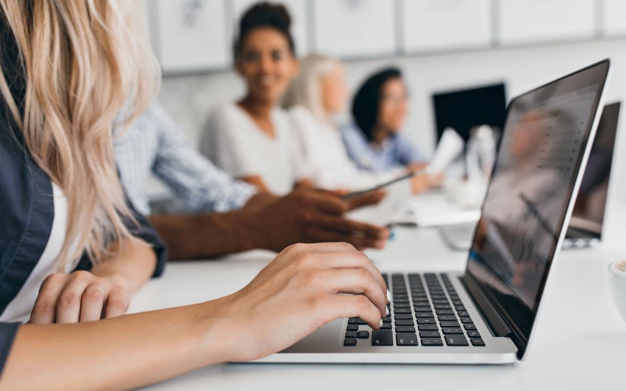 Frau tippt auf einem Laptop