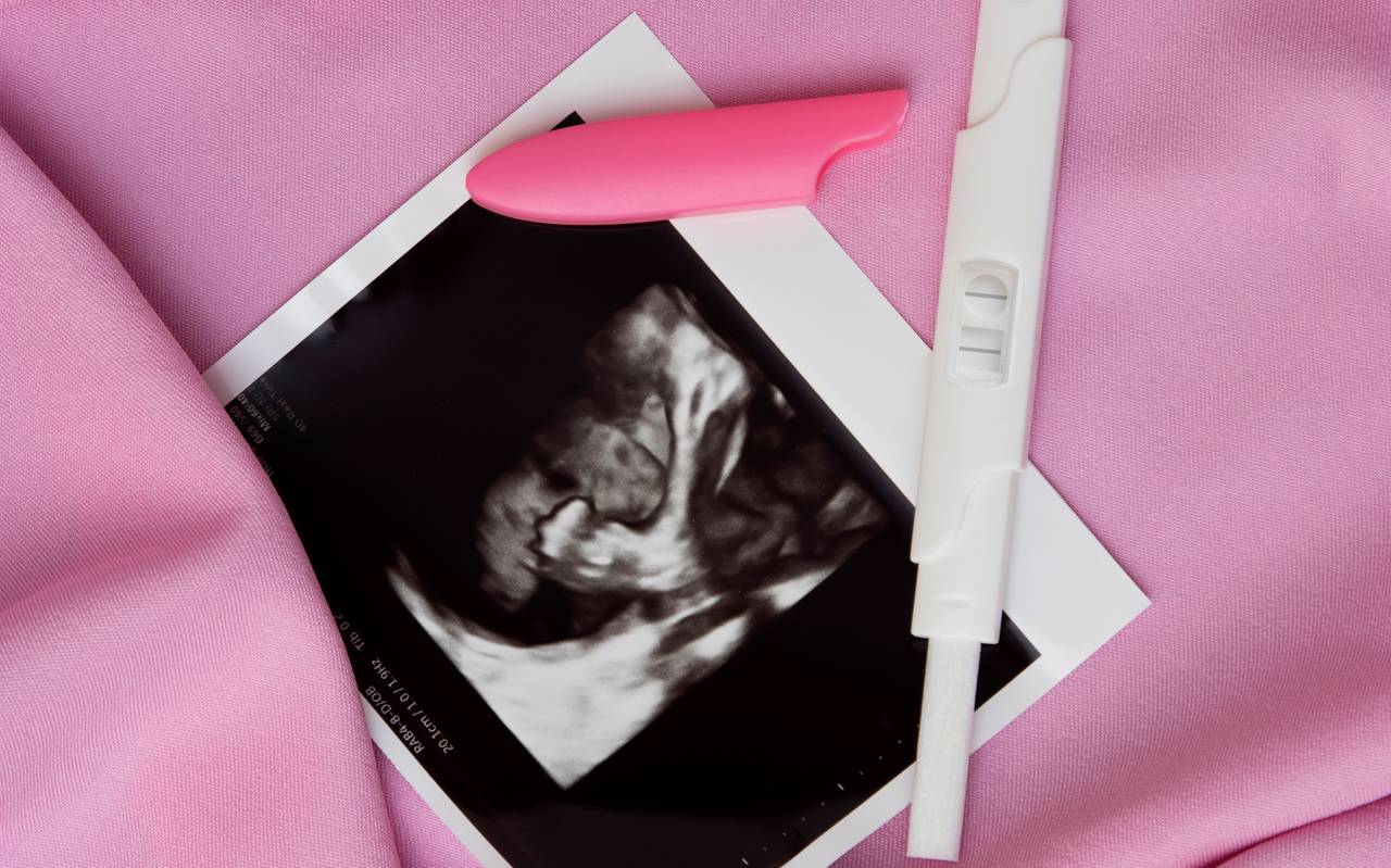 Schwangerschaftstest und Ultraschallbild