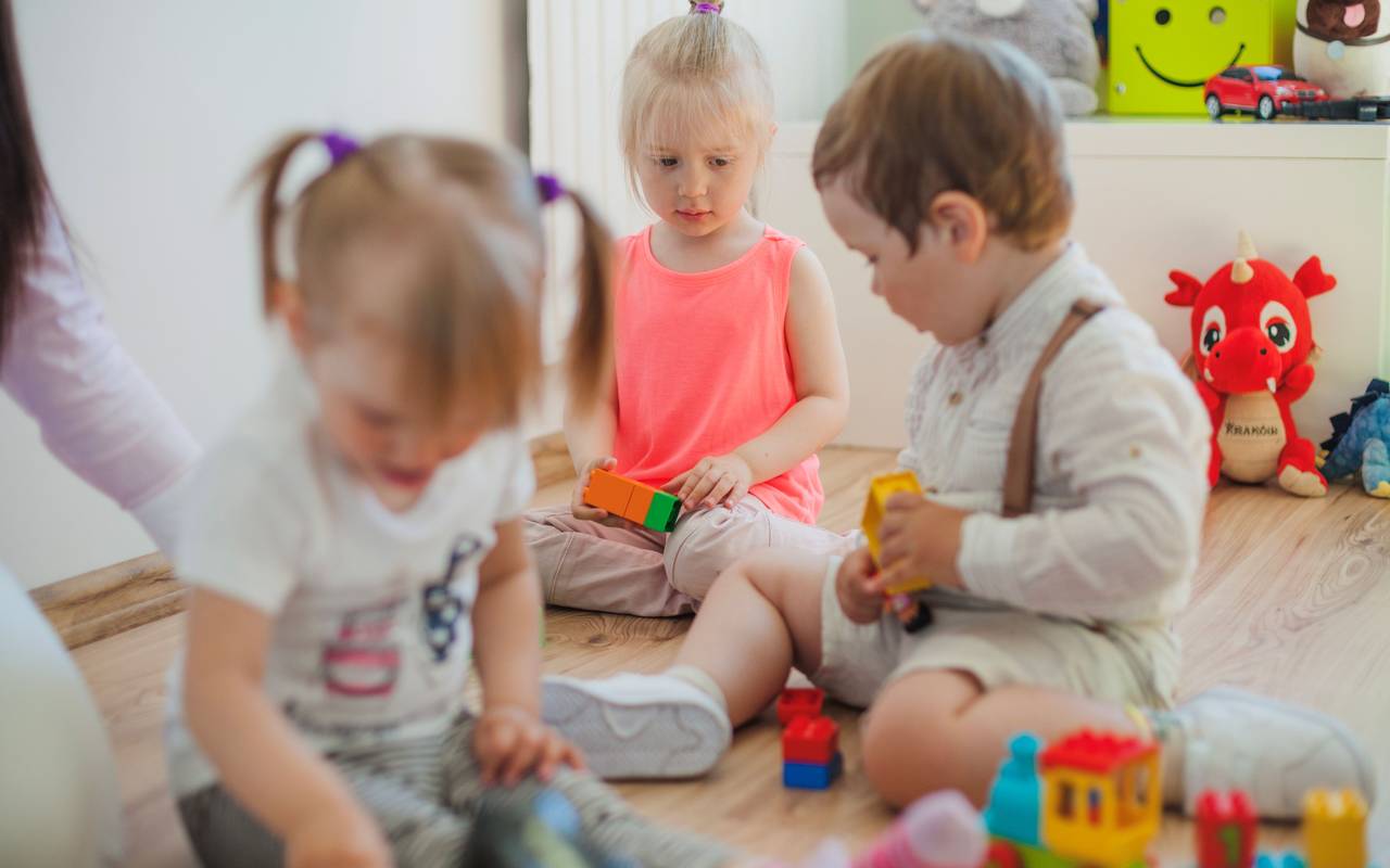 Kitakinder spielen.