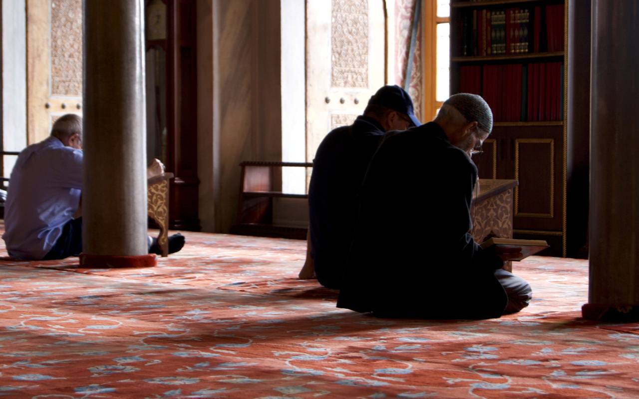 Menschen beten in einer Moschee