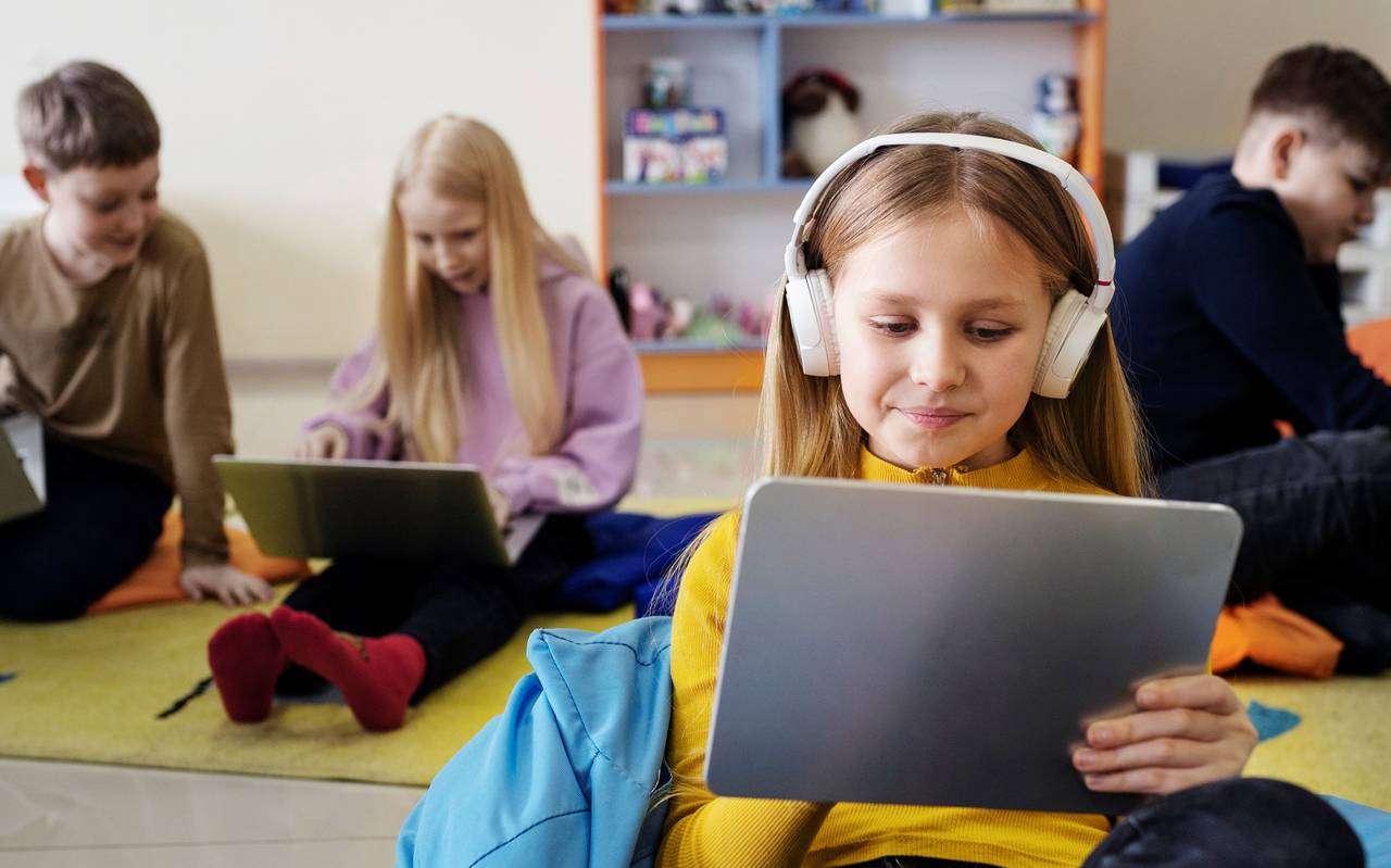 Kinder, die Laptops nutzen