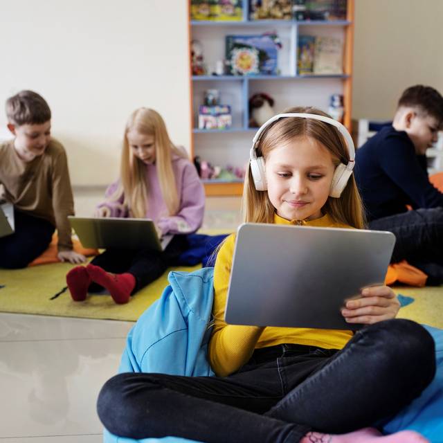 Kinder, die Laptops nutzen
