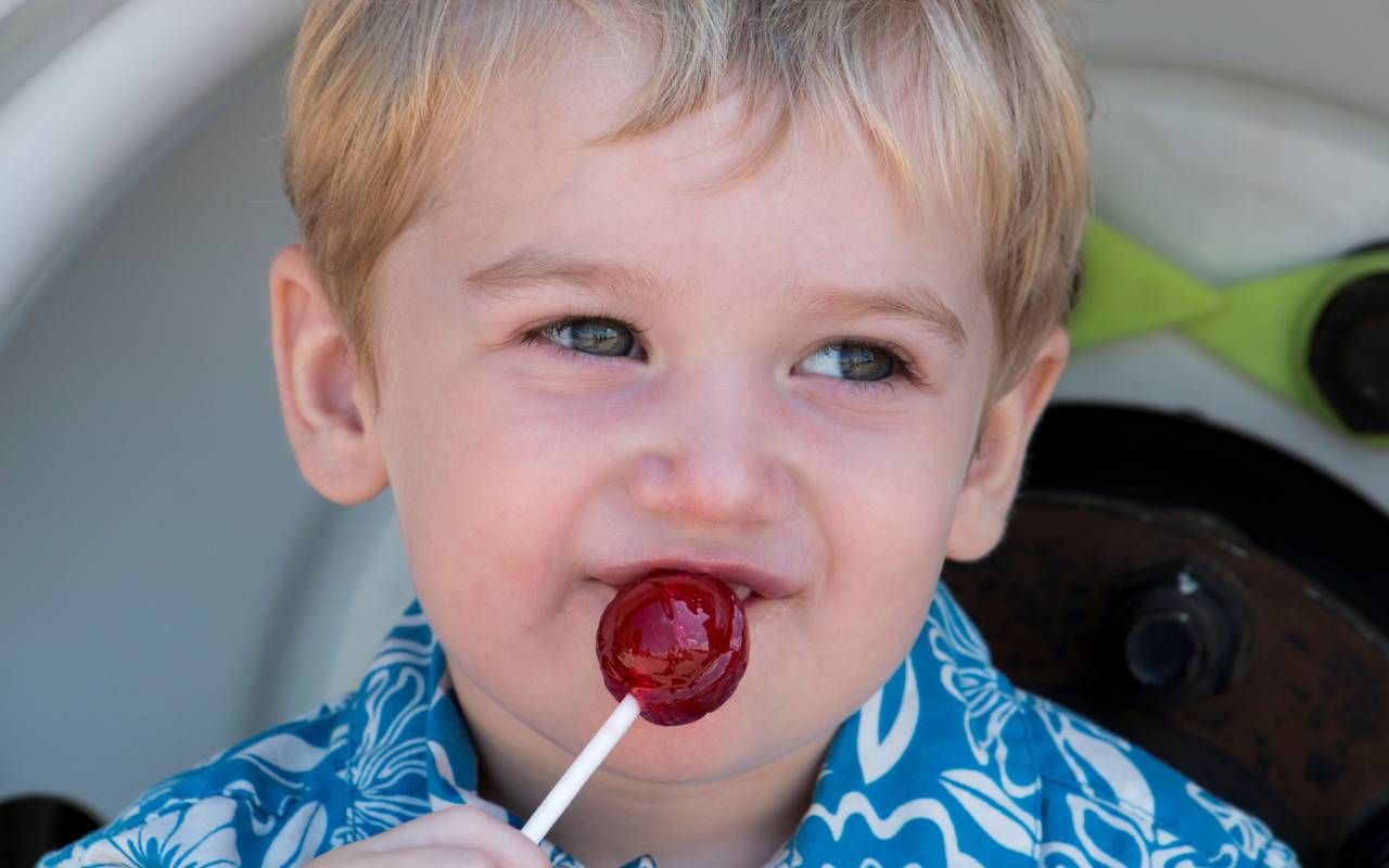 Ein kleiner Junge hat eiben Lolli in der Hand