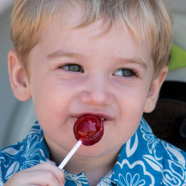Ein kleiner Junge hat eiben Lolli in der Hand