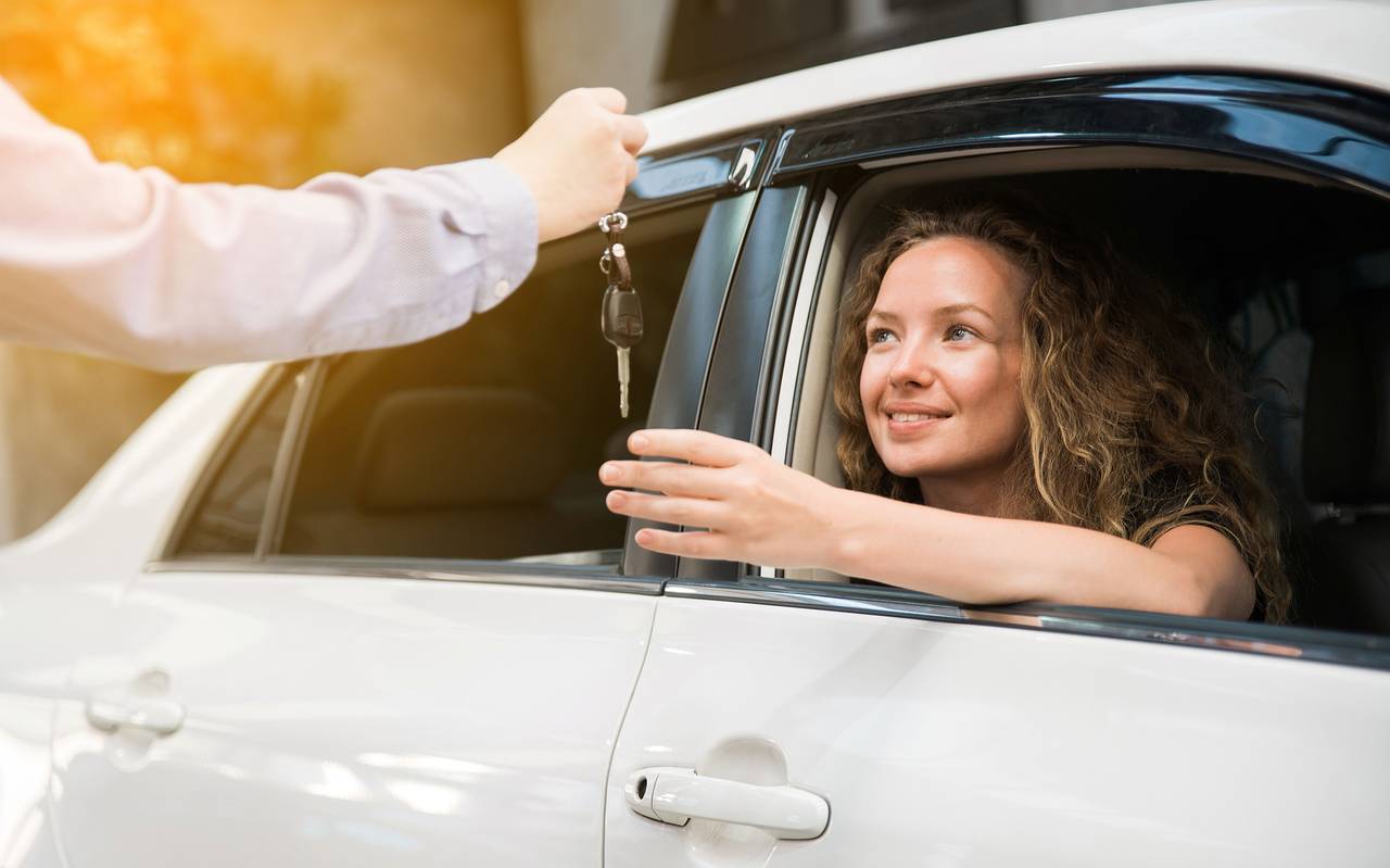 Schlüsselübergabe eines PKWs