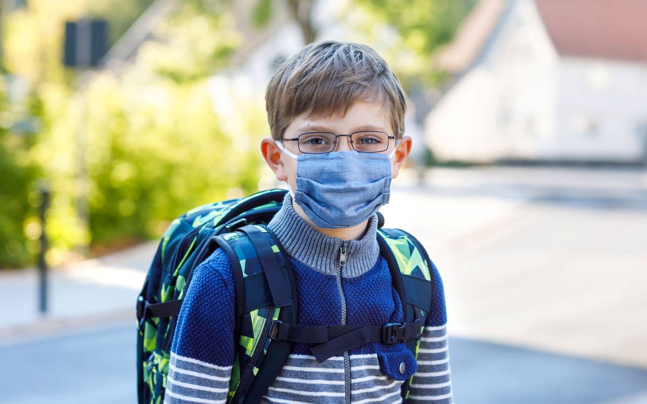 Ein Schulkind trägt eine Maske
