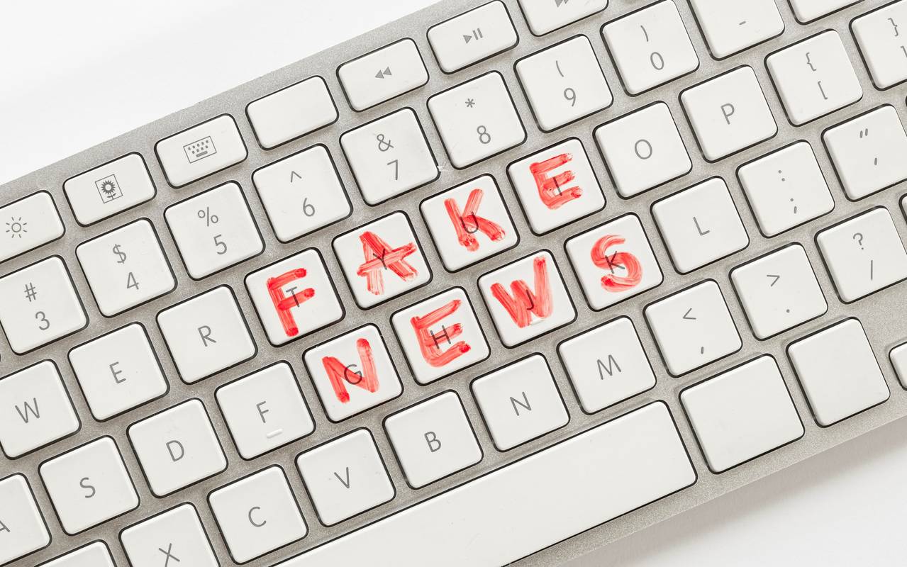Eine Tastatur über die Fake News geschrieben wurde