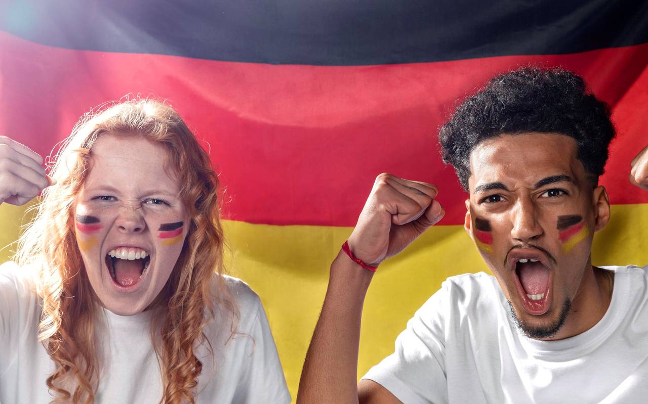 zwei jubelnde Deutschland-Fans