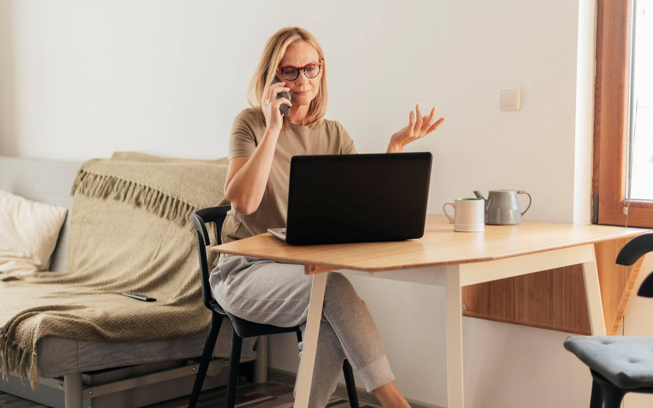 Eine Frau arbeitet von Zuhause aus