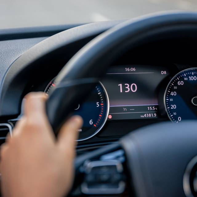 Anzeige im Auto zeigt 130 kmh
