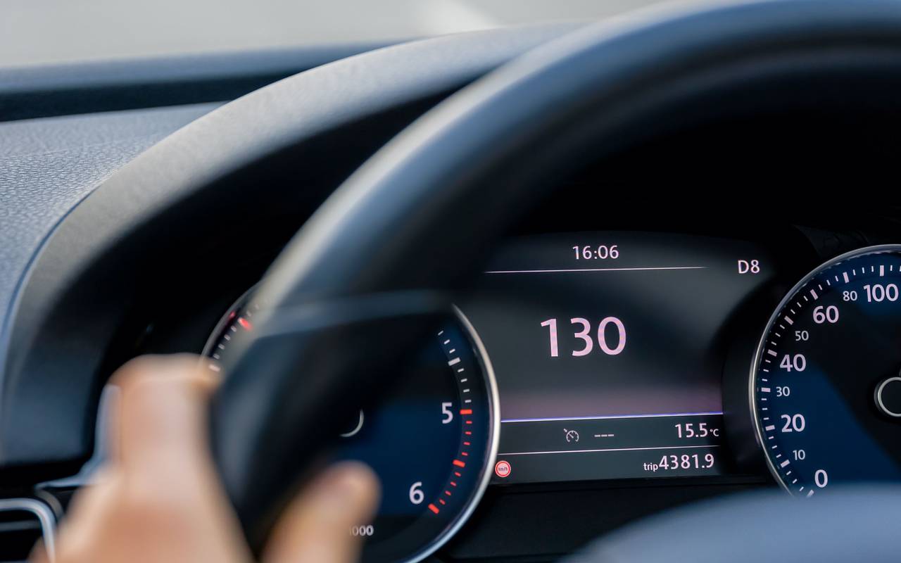 Anzeige im Auto zeigt 130 kmh