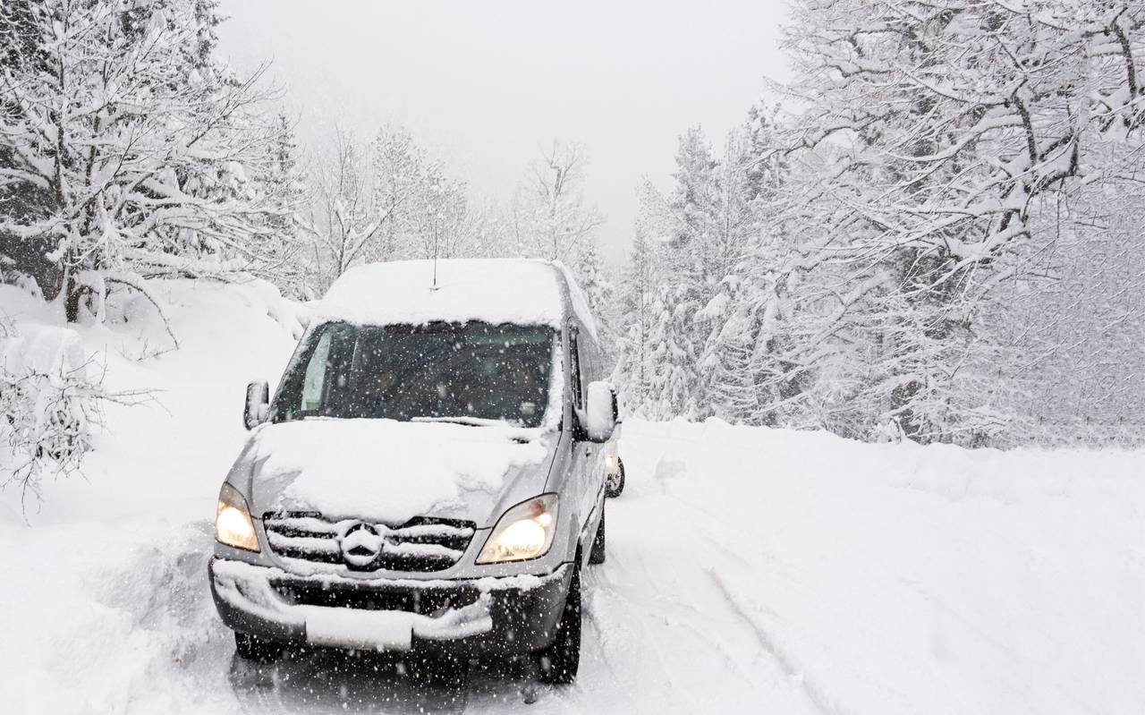Auto fährt im Schnee